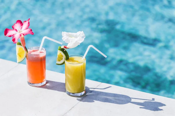 Glasses of fresh cold fruit juice — Stock Photo, Image