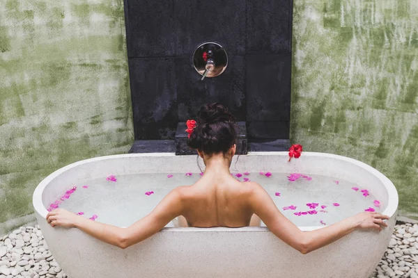 Женщина расслабляется в ванной на открытом воздухе — стоковое фото