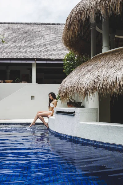 Žena si dovolenou poblíž bazén — Stock fotografie