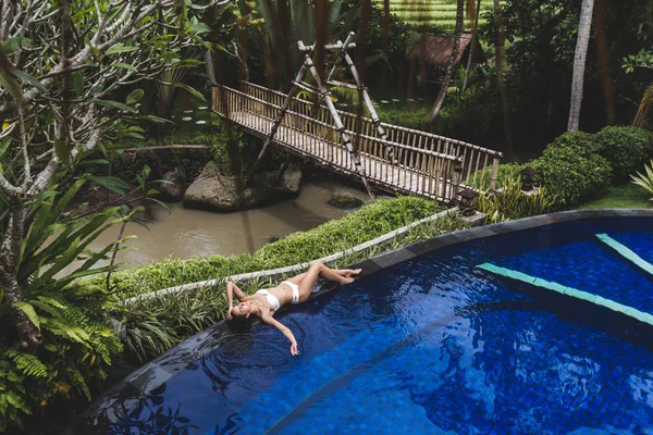 Donna rilassante in piscina — Foto Stock