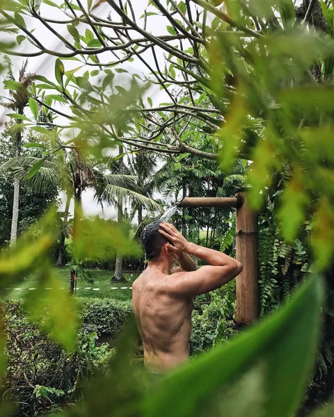 Man taking shower outdoor — Stockfoto