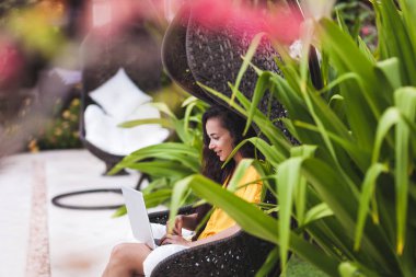 serbest meslek sahibi olarak kadın çalışıyor