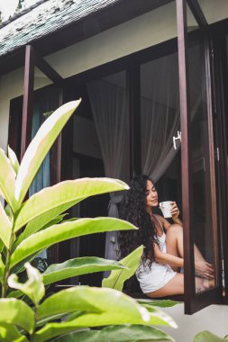 Kız sabah çay içecekler