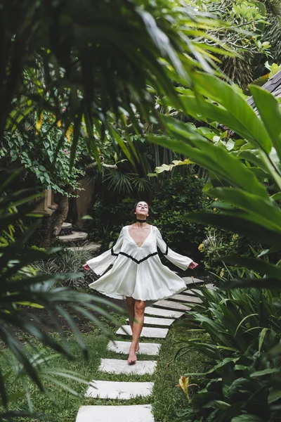 Mujer disfrutando en villa privada — Foto de Stock