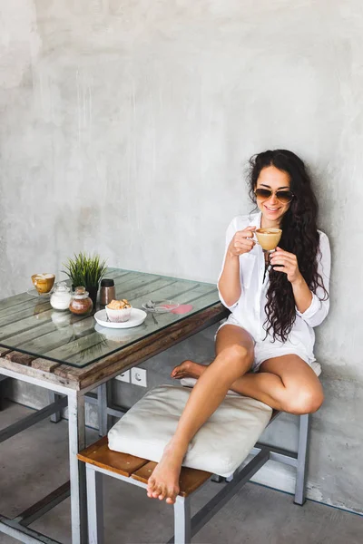 Mulher morena beber café — Fotografia de Stock