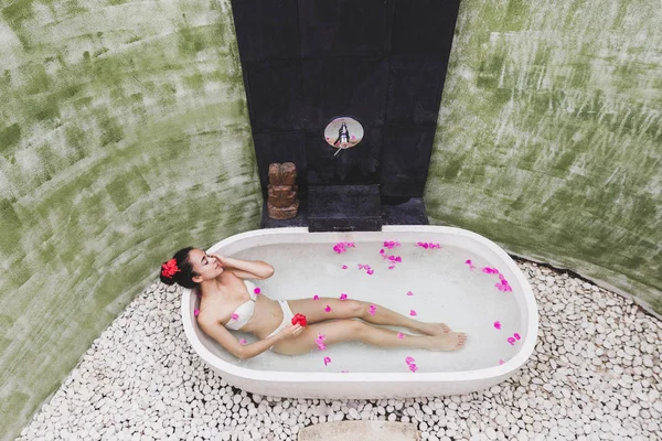 Mujer relajante en baño al aire libre — Foto de Stock