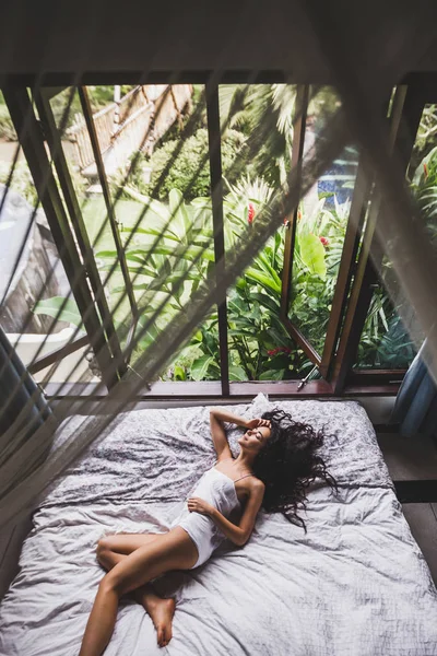 침대에서 백색 란제리에 여자 — 스톡 사진