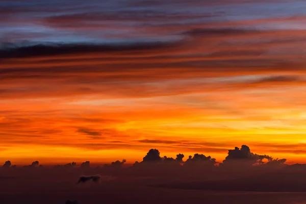 Erstaunlicher farbenfroher Sonnenaufgang — Stockfoto