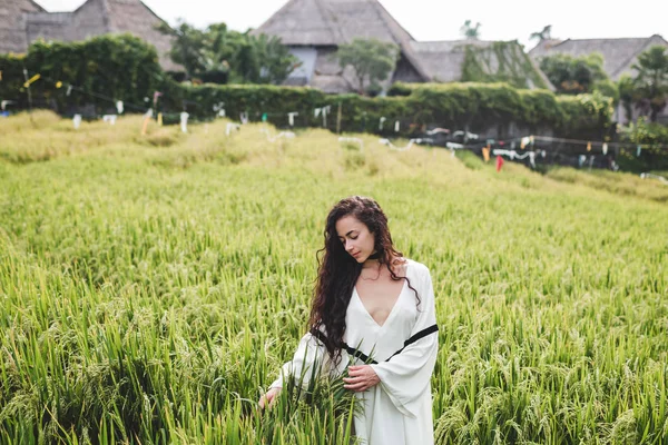 Ung kvinna i risfält — Stockfoto