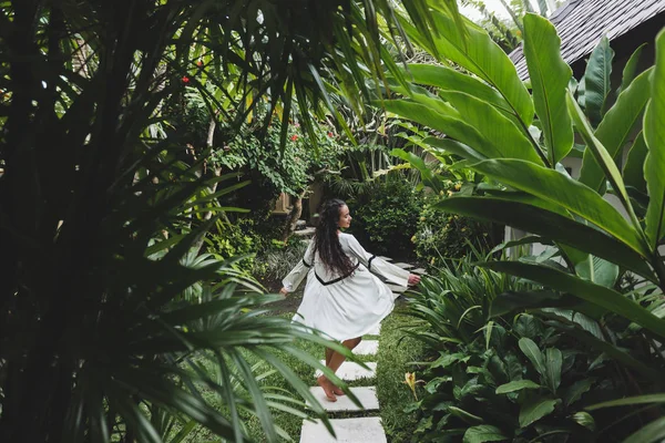 トロピカル ガーデンを歩く婦人 — ストック写真