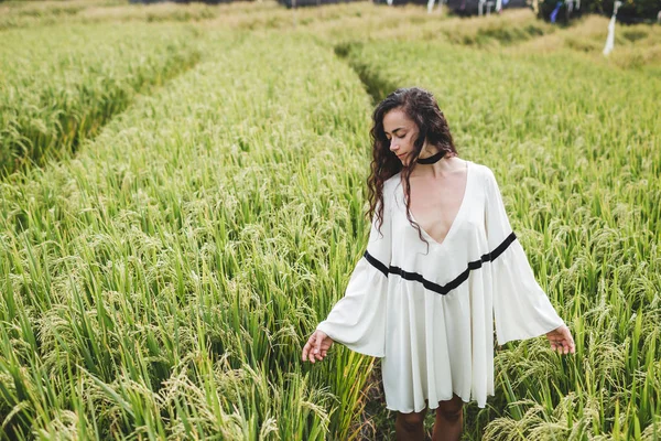 Mujer joven en campos de arroz —  Fotos de Stock