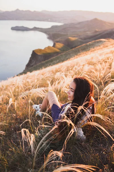 Женщина расслабляется в поле травы пера — стоковое фото
