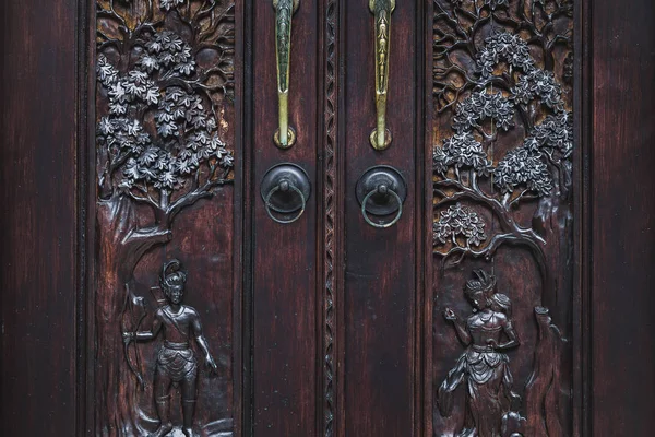 Porta de escultura de madeira artesanal — Fotografia de Stock