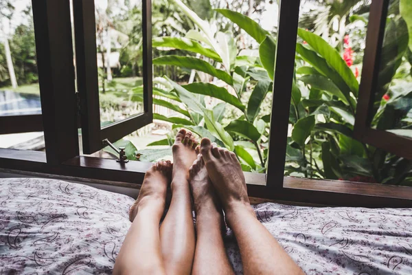 Nogi para zakochanych w łóżku — Zdjęcie stockowe