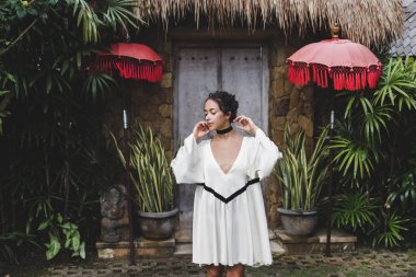 Ubud köyde beyaz tunik kadında