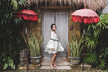Ubud köyde beyaz tunik kadında