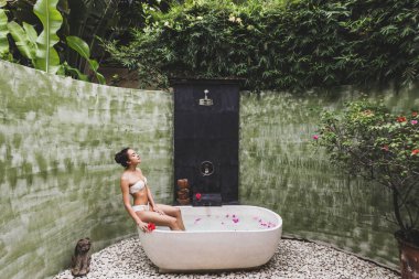 Kadın açık banyosunda rahatlatıcı