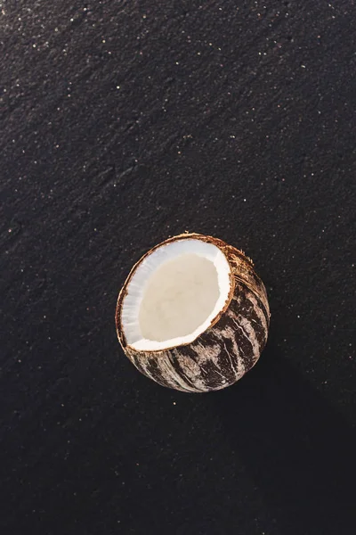 Ανοιχτό φρέσκια καρύδα με λευκή σάρκα — Φωτογραφία Αρχείου