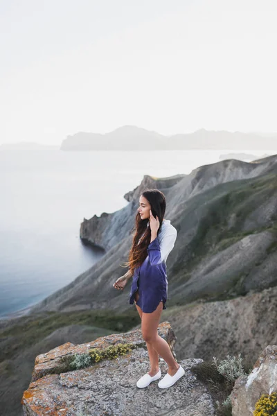 바다 절벽에 서 있는 여자 — 스톡 사진