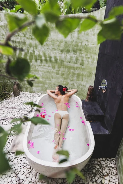Mujer relajante en baño al aire libre —  Fotos de Stock