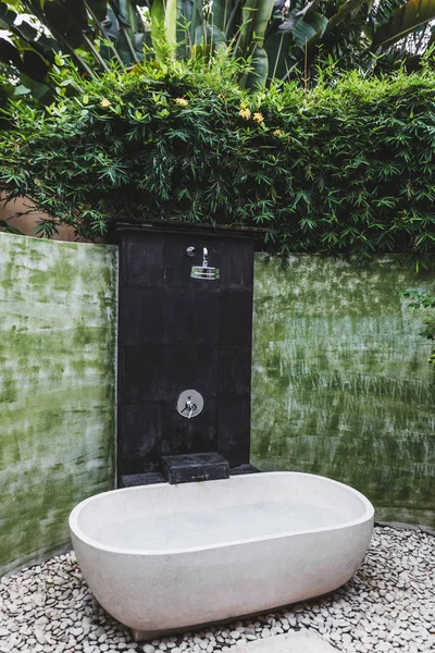 Baño blanco de lujo en el jardín — Foto de Stock