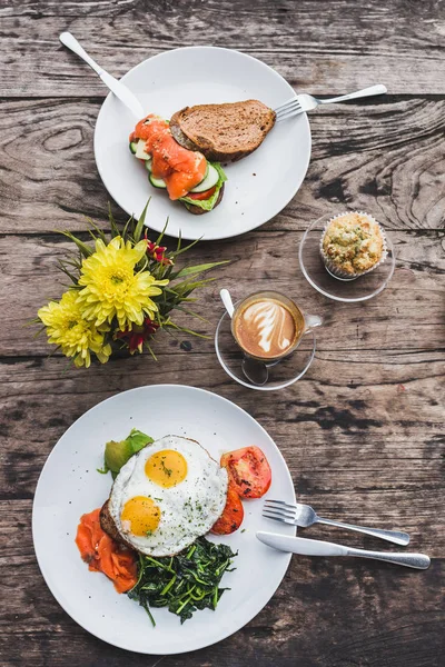 Petit déjeuner frais sain et savoureux — Photo