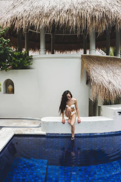 Mulher desfrutando de férias perto da piscina — Fotografia de Stock