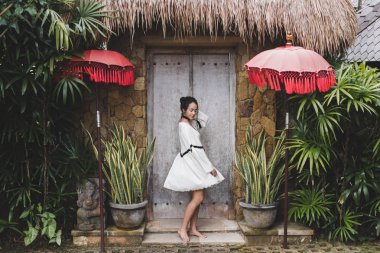 Genç kadında Ubud Köyü