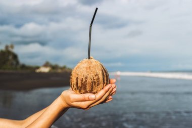 Kadının el holding Hindistan cevizi