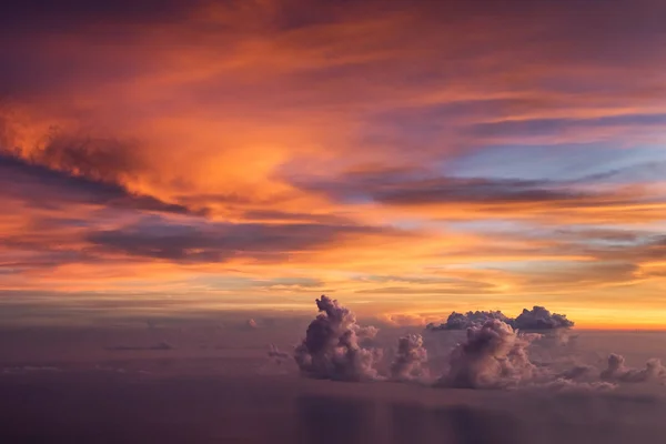 Erstaunlicher farbenfroher Sonnenaufgang — Stockfoto