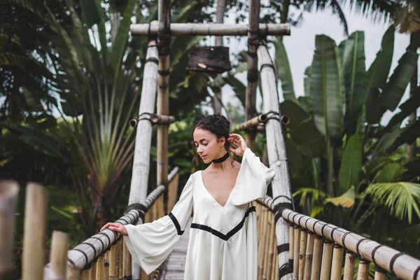 Asiatico ragazza walking — Foto Stock