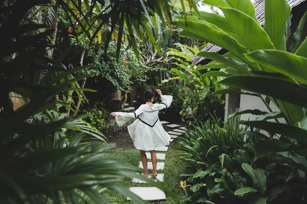 Жінка ходить в тропічному саду — стокове фото