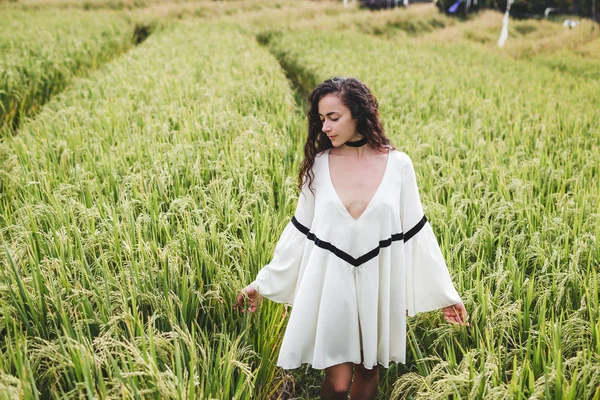 Woman in white tunic in rice fields — Stock Photo, Image