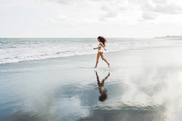 Donna che cammina sulla spiaggia — Foto Stock