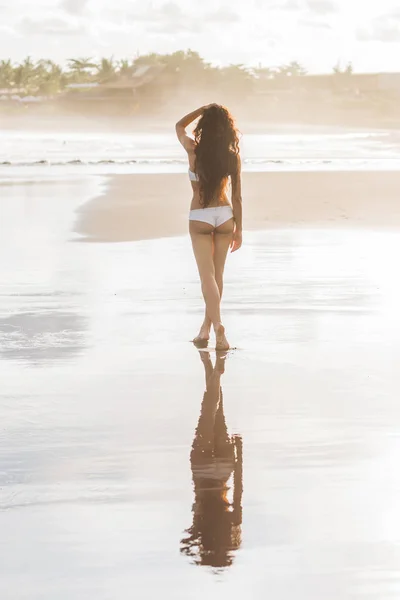 Женщина гуляет по пляжу — стоковое фото