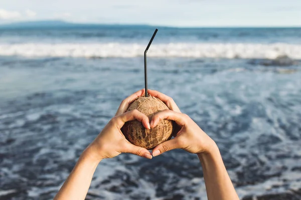 Kadının el holding Hindistan cevizi 