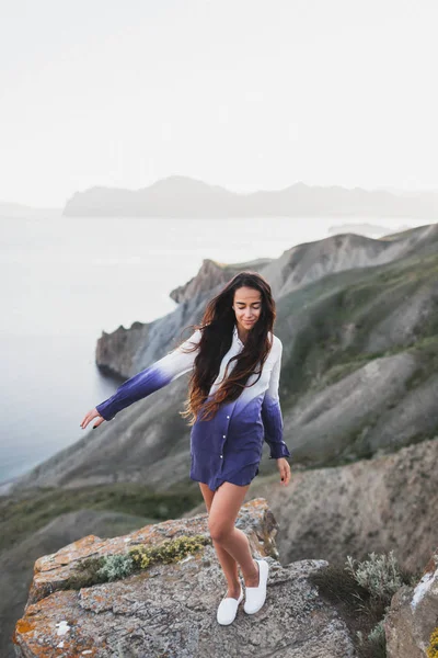 崖の上に立っている女性 — ストック写真
