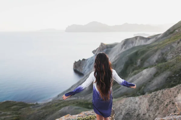 Woman standing on a cliff — Stock Photo, Image