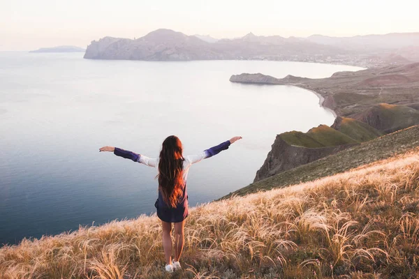 Tanara fata de mers pe jos la natura — Fotografie, imagine de stoc