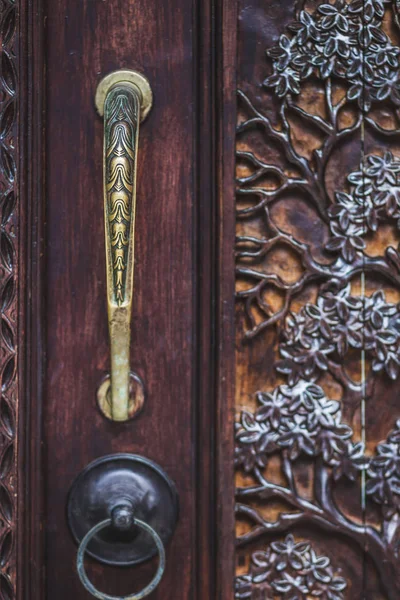Puerta tallada en madera hecha a mano . — Foto de Stock