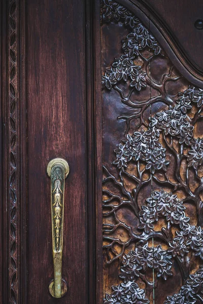 Ręcznie robione drewniane rzeźbienia drzwi. — Zdjęcie stockowe