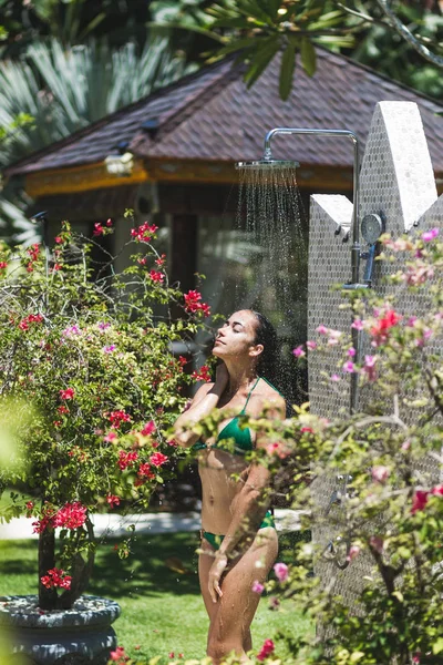 Vrouw nemen douche — Stockfoto