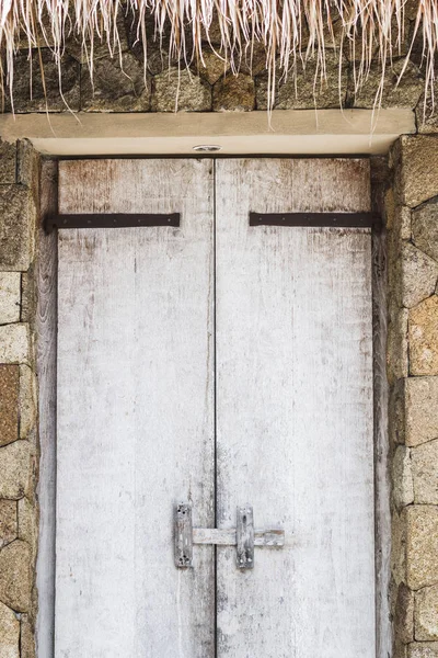 Puertas blancas texturizadas de madera — Foto de Stock