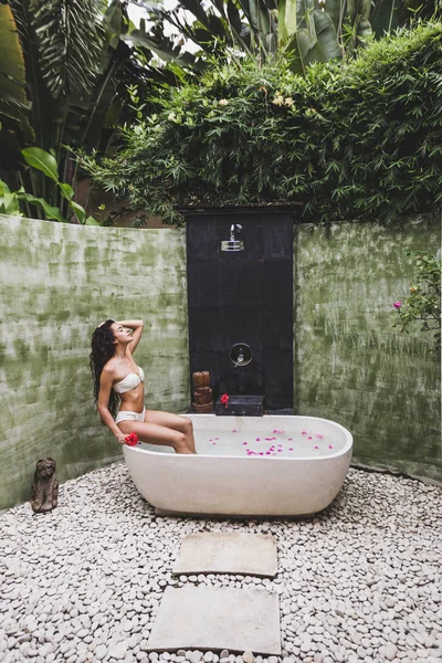 Kadın yuvarlak açık banyosunda rahatlatıcı 