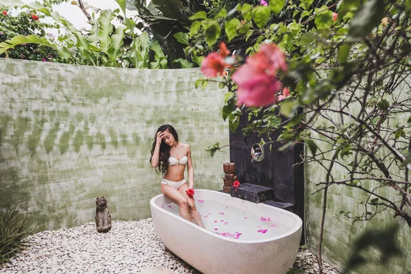 Kadın yuvarlak açık banyosunda rahatlatıcı 