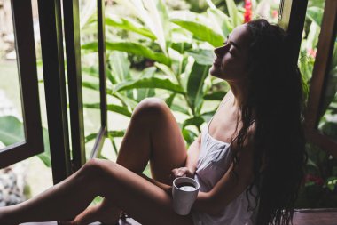 Kız sabah çay içecekler