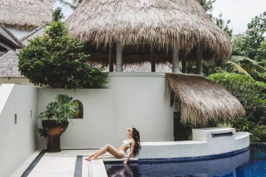 Kadın zevk tatil havuzu yakınlarında 