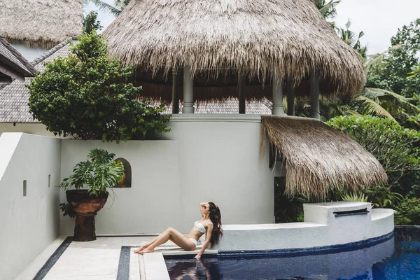 Mulher desfrutando de férias perto da piscina — Fotografia de Stock