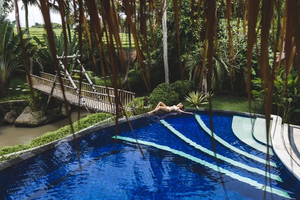 Frau entspannt sich im Pool — Stockfoto