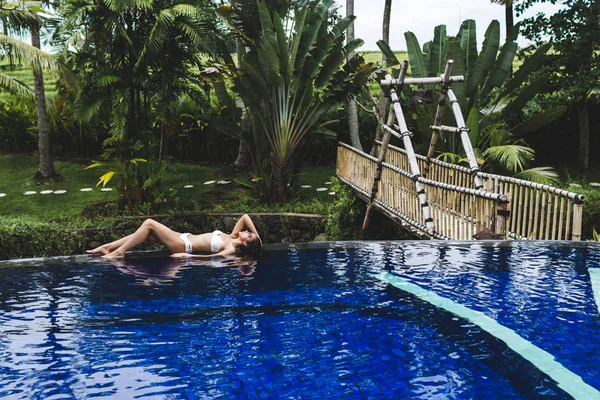 Mujer relajante en la piscina —  Fotos de Stock